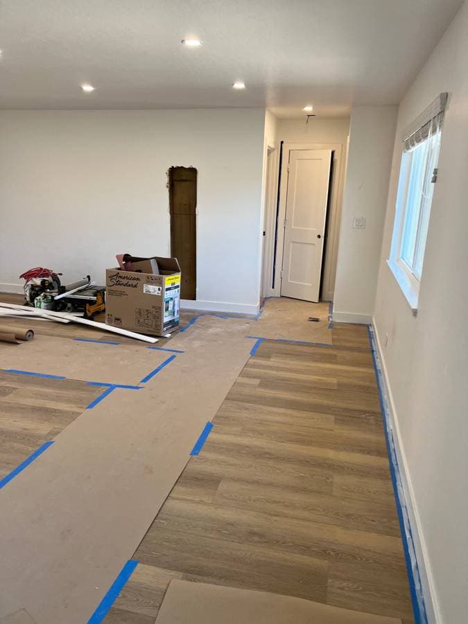 picture of a newly installed laminate floor